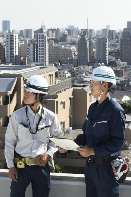 屋上の作業員男性の写真