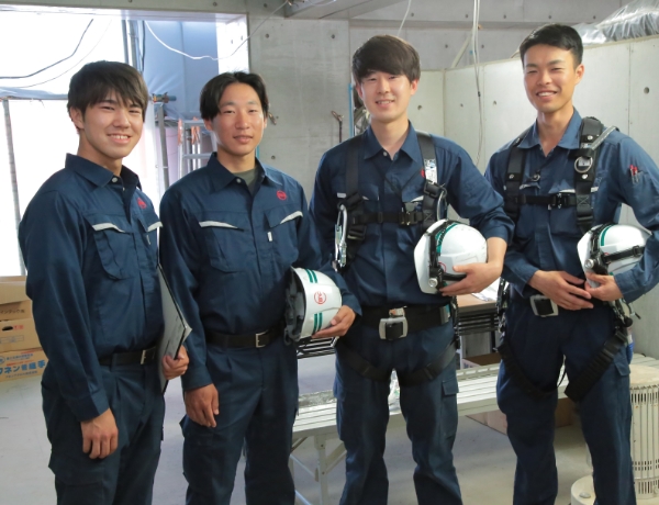 社員4人の集合写真